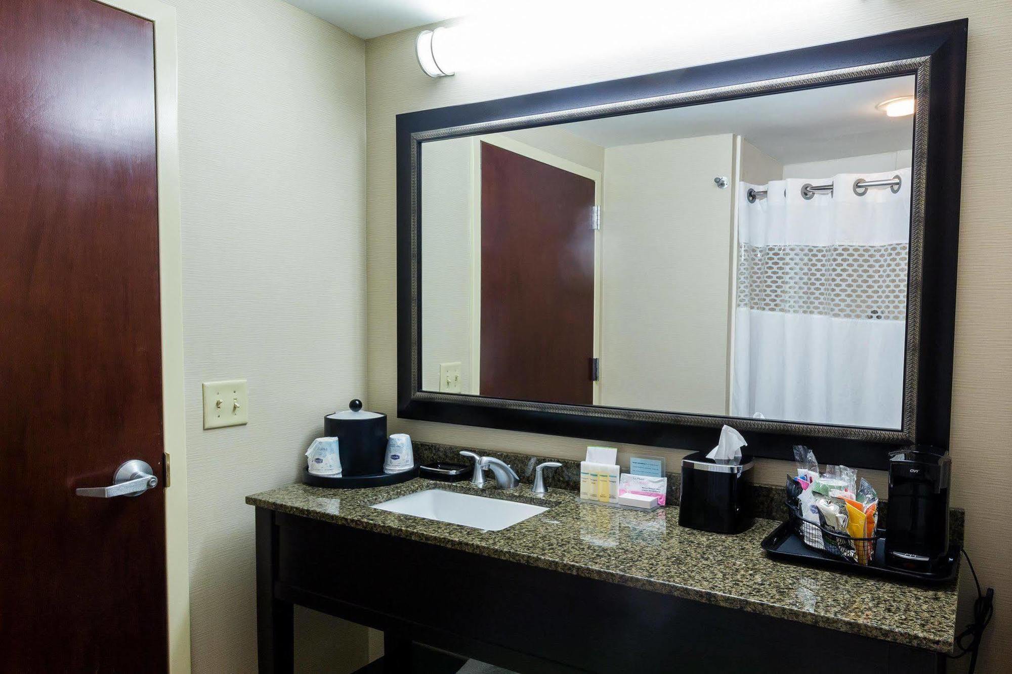 Hampton Inn Sturbridge Exterior foto